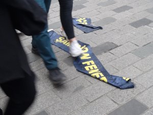 Taksim’de Toplanan Galatasaray Taraftarları Fenerbahçe Atkısı Yırttı