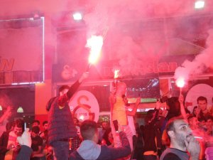 Galatasaraylı Taraftarların Liderlik Sevinci