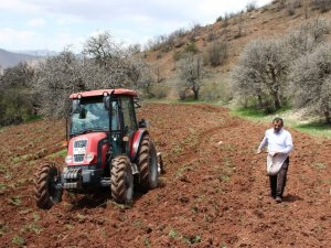 Kuşlar Aç Kalmasın Diye Tarlaları Ekiyorlar
