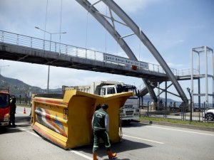 Damperi Açılan Hafriyat Kamyonu Üst Geçide Çarptı