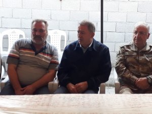 Bakan Akar Şehit Evini Ziyaret Etti