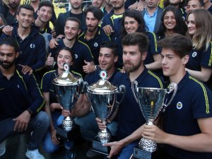 Fenerbahçe’de Kupalar Sergilendi