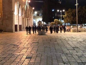 İsrail Askerleri Namaz Kılanları Zorla Çıkarttı