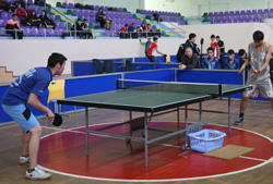 Gençler Masa Tenisinde Yarışıyor