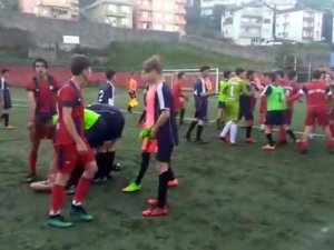 Kırmızı Kartı Yedi, Rakibine Uçan Tekme Attı