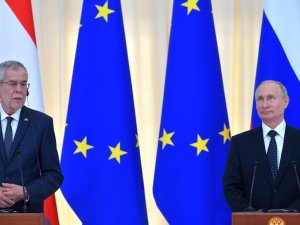 Putin Ve Avusturya Cumhurbaşkanı Bellen Bir Araya Geldi