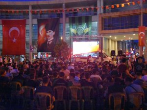 Akhisarlılar Maçı Dev Ekrandan Takip Ediyor