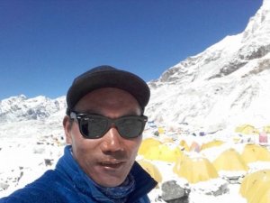 Nepalli Dağcı Yine Everest’in Zirvesinde