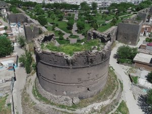 Tarihi Surlar İlgisizlikten Dökülüyor
