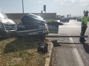 Minibüs İle Otomobil Çarpıştı: 5 Yaralı
