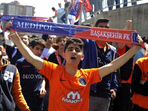 Başakşehir Taraftarı Takıma Moral Verdi