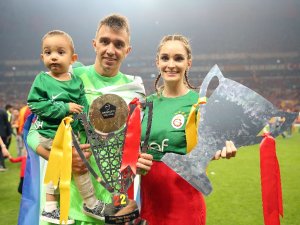 Muslera Tarihe Geçti
