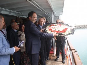 Önce 19 Yıl Önce Deniz Kazasında Ölen 38 Kişiyi Andılar, Sonra Denizde İneklerini Yıkadılar