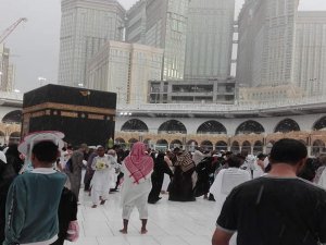 Müslümanlar Tavaflarını Yağmur Altında Yaptı
