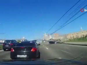 İnanılmaz Kaza: Elektrik Direği Araçların Üzerine Devrildi