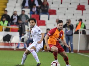 İlk Yarı 2-2 Eşitlikle Bitti