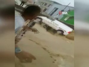Sel Sularının Sürüklediği Minibüsü Yoldaki Delik Yuttu