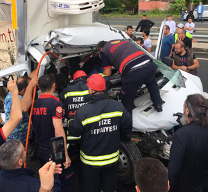 Rize’de Trafik Kazası 3 Yaralı. Araçta Sıkışanları Çıkarmak İçin Uzun Süre Uğraş Verdiler
