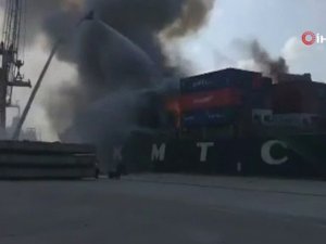 Tayland’da Kimyasal Madde Taşıyan Gemi Yandı, En Az 50 Kişi Hastaneye Kaldırıldı
