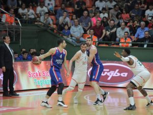 İlk Yarı Finalist Anadolu Efes