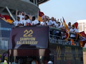Galatasaray Kafilesi Üstü Açık Otobüsle Stada Geldi
