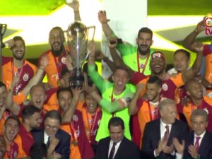 Galatasaray, 22. Şampiyonluk Kupasını Aldı