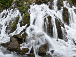 Gümüşhane’de 40 Gözeli Şelale Büyülüyor