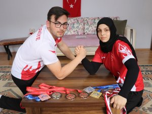 Abi-kardeş Yunanistan’da Bükmedik Bilek Bırakmadı