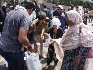 Pakistan’da Sokaklarda Islak Havlu Dağıtıldı