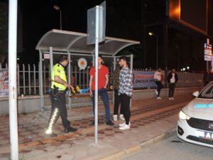Minibüs Dolmuş Durağına Çarptı, 3 Kişi Ölümden Döndü