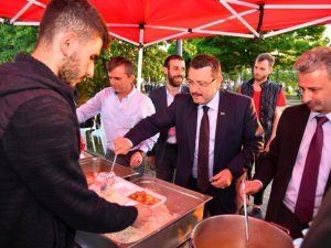 Genç, Öğrencilerle Birlikte İftarını Açtı