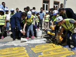 Vali Ve Belediye Başkanı Öğrencilerle Yaya Geçidi Boyadı