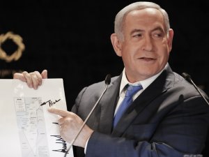 Netanyahu, Trump İmzalı Haritayı Basına Gösterdi