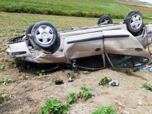 Lastiği Patlayan Otomobil Devrildi: 1 Ölü, 4 Yaralı