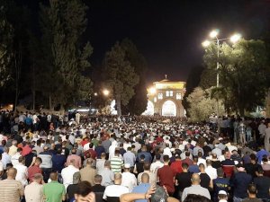 Müslümanlar Kadir Gecesinde Mescid-i Aksa’ya Akın Etti