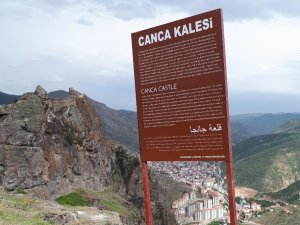 Gümüşhane’de Tarihi Ve Turistik Mekanların Tabelaları Yenileniyor