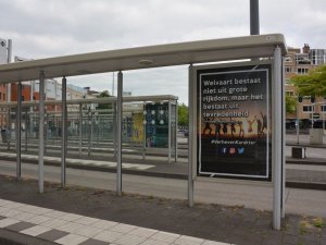 Hollanda’da Otobüs Duraklarına “Hadis -İ Şerif” Asıldı