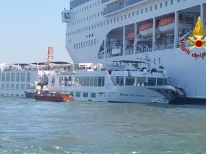 İtalya’da Yolcu Gemisi Turist Teknesine Çarptı