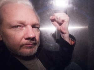 İsveç Mahkemesi Assange’ı Tutuklama Talebini Reddetti