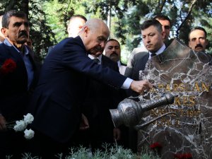 Bahçeli’den Bayram Sabahı Türkeş’in Kabrine Ziyaret 