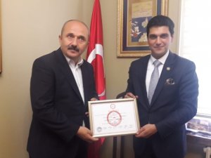 Yusufeli’nde Yenilenen Seçimi Kazanan Eyüp Aytekin Mazbatasını Aldı