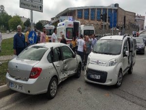Samsun'da otomobil ile hafif ticari araç çarpıştı: 11 yaralı