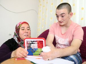 Parmaklarını Yemesi Engellenemiyor