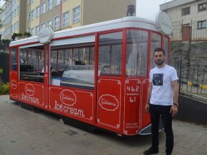 Uçak, Gemi, Tren, Araba Derken Şimdi De Bir Tramvay Bir Restorandın Bahçesine Konuşlandırıldı