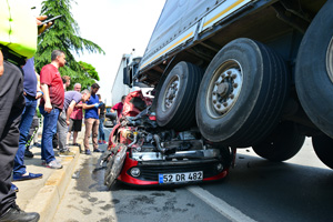 Trabzon'da Otomobil Rize Plakalı Tırın Altında Kaldı: 3 Yaralı