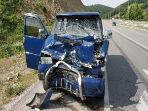 Samsun'da minibüs tıra çarptı: 4 yaralı