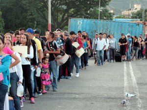 Binlerce Venezuelalı Ülkeyi Terk Ediyor