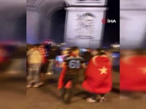 Paris Sokakları Kırmızı Beyaza Büründü