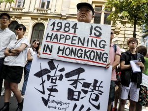 Hong Kong’da Yüzbinler Çin’e Karşı Sokakta