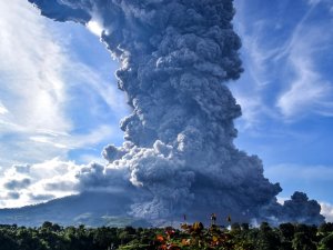 Sinabung Yanardağı Kül Püskürdü